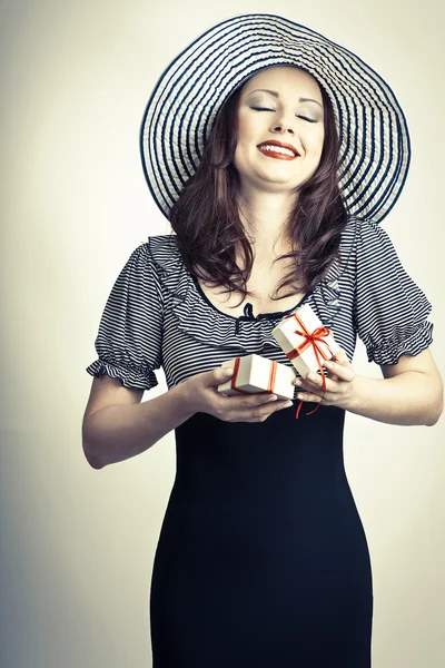 Piękny elegancki szczęśliwą kobietą otwarcie czerwona kokarda pudełko i sen — Zdjęcie stockowe
