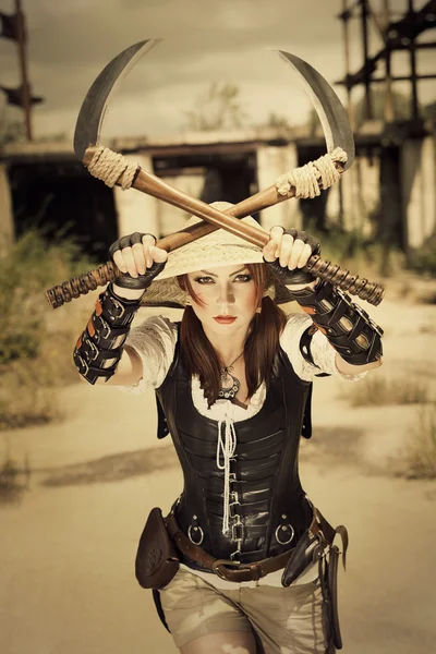 Красива виснажлива агресивна жінка-воїн, що тримає два мечі — стокове фото