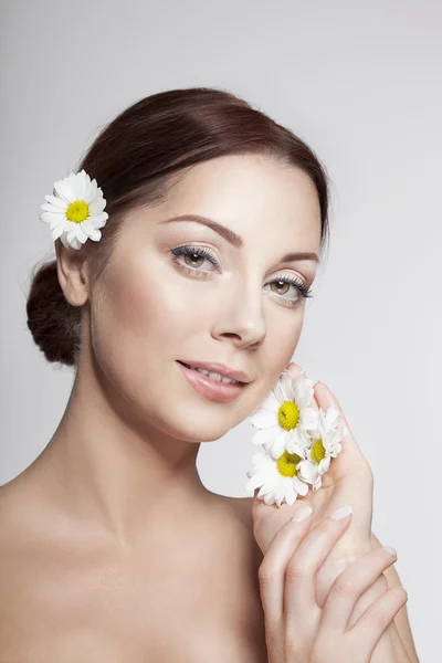 Mulher da Beleza a sorrir. Pele perfeita. Maquiagem profissional . — Fotografia de Stock