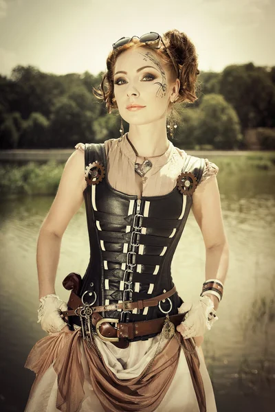 Mulher ruiva steampunk bonita com arte corporal em seu rosto outd — Fotografia de Stock