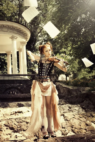 Musikalisches Konzept. schöne junge Frau in Rock-Stil Kleidung pla — Stockfoto