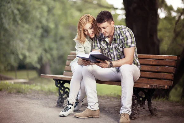 Concepto de relación y educación. Joven feliz pareja de estudiantes — Foto de Stock