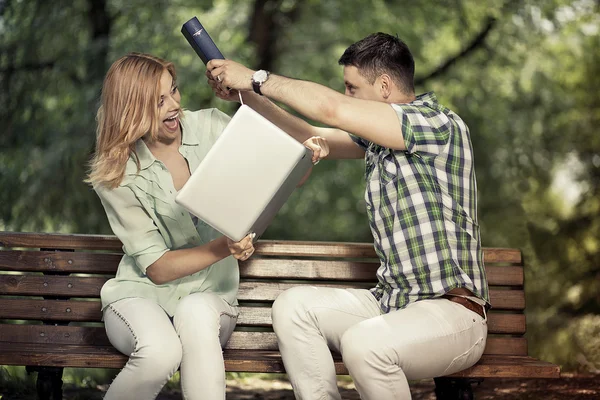 Relation och arque koncept. Yong lekfulla par med boken ett — Stockfoto