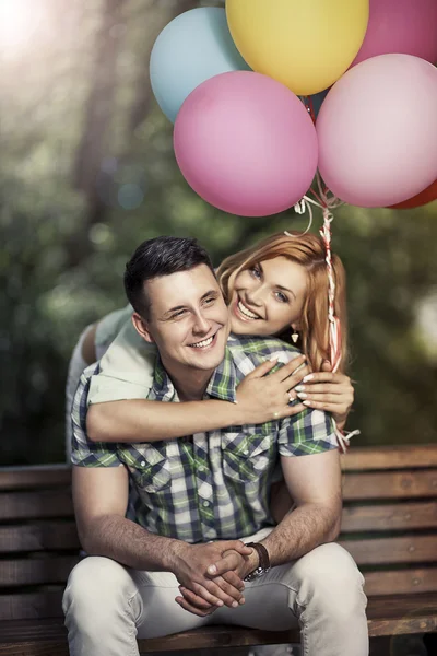 Concepto de vacaciones y relaciones. Feliz joven pareja con balón — Foto de Stock