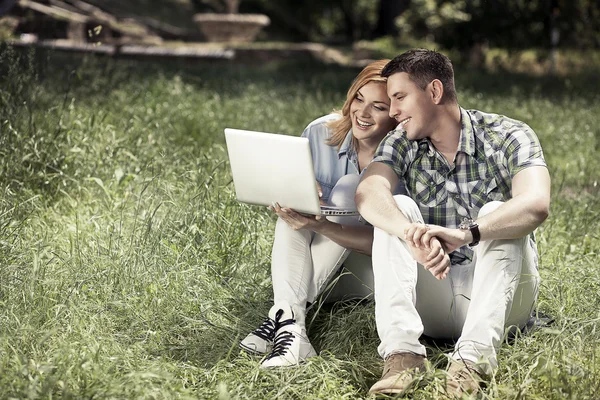 Concept de relation et d'éducation. Jeune couple souriant de goujon — Photo