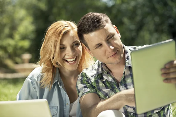 Concepto de comunicación y relación. Joven pareja alegre de — Foto de Stock