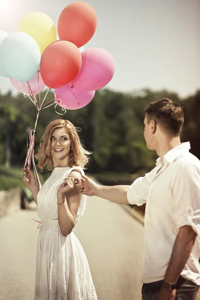 Concetto di amore e matrimonio. Giovane attraente coppia felice con col Foto Stock