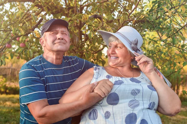 Autentické Venkovní Záběr Stárnoucí Pár Baví Zahradě Požehnal Láskou Během — Stock fotografie