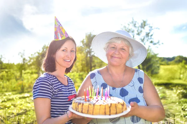 Anniversaire Grand Mère Qui Avec Sourire Avec Fille Dans Village — Photo