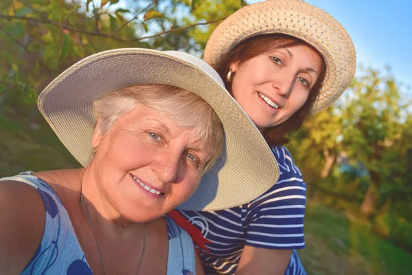 Portret Szczęśliwej Starszej Kobiety Przytulającej Córkę Robiącej Selfie Parku — Zdjęcie stockowe