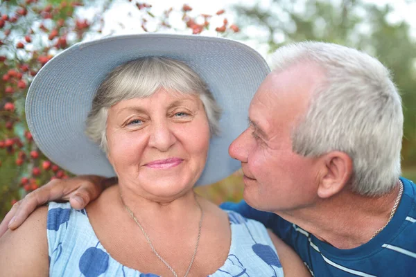 Authentique Plan Extérieur Couple Vieillissant Amusant Dans Jardin Béni Avec — Photo