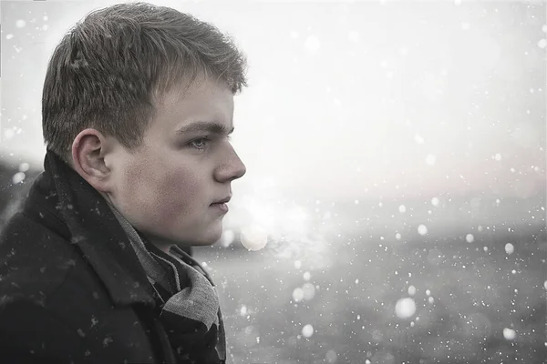 Retrato Belo Jovem Caucasiano Olhando Para Longe Fundo Inverno Conceito — Fotografia de Stock