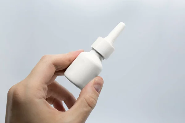 Jovem Está Doente Usando Spray Nasal Para Nariz Entupido Pulverizando — Fotografia de Stock