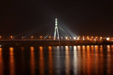 Gece Kiev 'deki Moskova köprüsü. Kiev şehir silueti