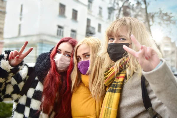 Korunmuş Maskeli Bir Grup Kızın Portresi Parmak Barış Şareti Hareketi — Stok fotoğraf