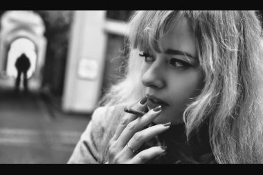 Şiddete Karşı Kavram. Korkmuş, gergin, sigara içen bir kadın karanlık bir sokakta şüpheli bir adamın siluetinin önünde dikiliyor. Film Siyah Çubukları ile Fotoğraf