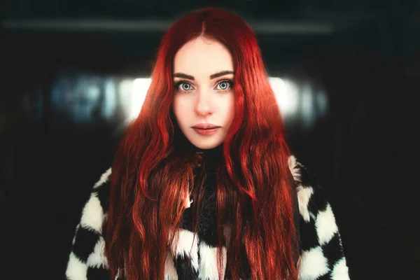 Portrét Krásné Ženy Rudými Vlasy Stojící Podzemní Chodbě — Stock fotografie