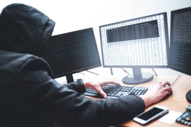 Hack konsepti Beyaz arka planda izole edilmiş bilgisayara bakarken sistemden bilgi çalmaya çalışan erkek hacker resmi
