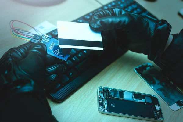 Koncepcja Hakowania Haker Próbuje Ukraść Informacje Płatności Mobilnej — Zdjęcie stockowe