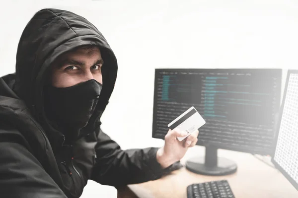 Przebiegły Haker Białym Tle Skradzioną Kartą Kredytową Próbuje Ukraść Pieniądze — Zdjęcie stockowe