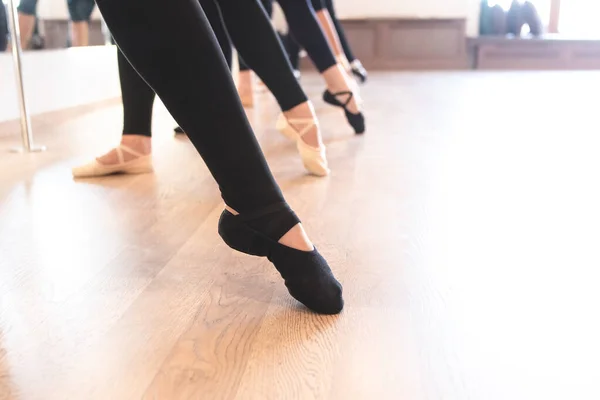 Sección Baja Las Elegantes Piernas Los Bailarines Ballet Pie Una — Foto de Stock