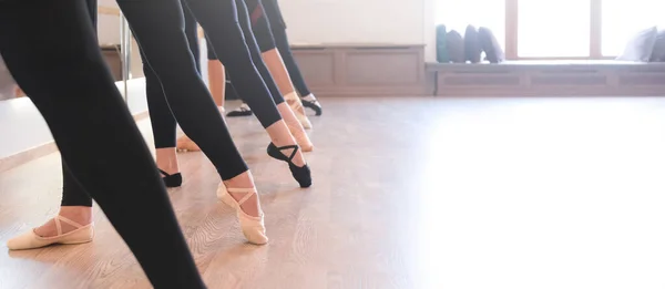 Sección Baja Las Elegantes Piernas Los Bailarines Ballet Pie Una — Foto de Stock