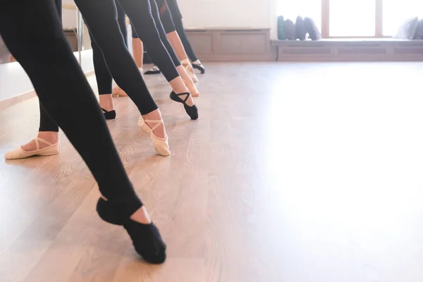 Χαμηλό Τμήμα Των Χαριτωμένων Ποδιών Των Χορευτών Μπαλέτου Που Στέκονται — Φωτογραφία Αρχείου
