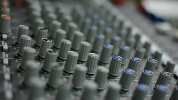 Consola mezcladora de sonido para concierto de primer plano — Vídeos de Stock