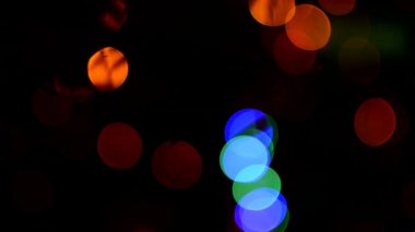 Siyah bir arkaplanda çok renkli soyut bokeh arkaplanı. Yaratıcı tasarım.