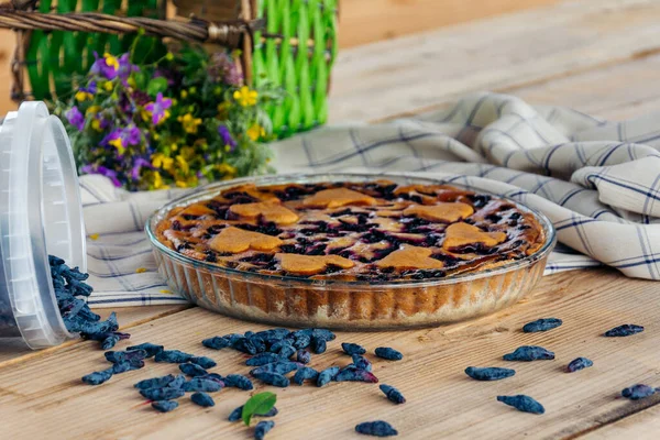 Tahta bir masada hanımeli turtası ve şeffaf bir fincan çay var..