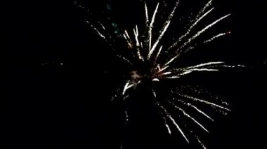 Siyah arka planda selam dur. Kutlama, patlamalar.
