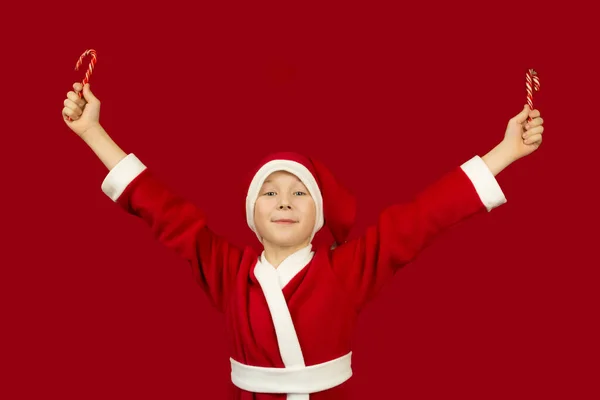 Ένα αγόρι, ντυμένο Άγιος Βασίλης, χαίρεται με την άφιξη των Χριστουγέννων.. — Φωτογραφία Αρχείου