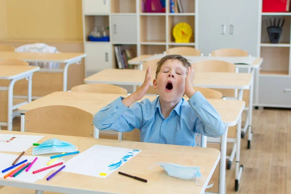 De student viel in slaap aan zijn bureau, moe van de kennis. — Stockfoto