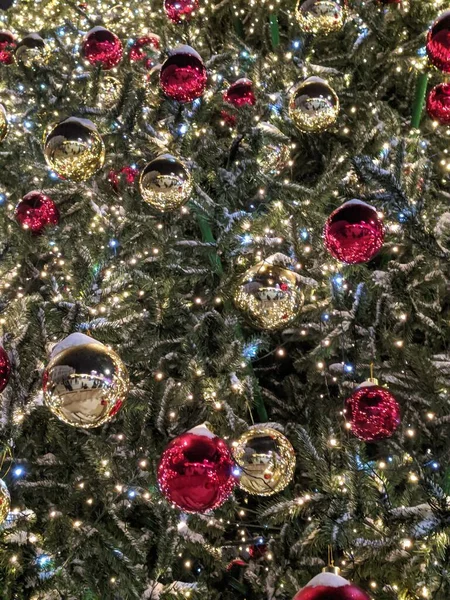 Decorazioni di Capodanno sull'albero di Natale, primo piano. — Foto Stock