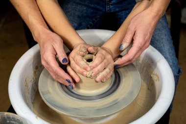 Çömlek atölyesinde çömlekçi çarkında kil modelleme üzerine yüksek lisans.