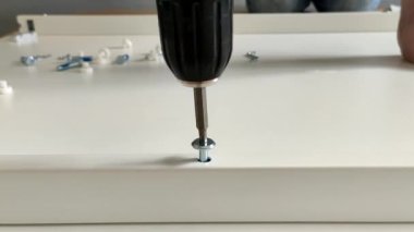 Masayı kuruyorum. Elektrikli tornavida kullanarak, çerçeveyi masanın üstüne iliştir.