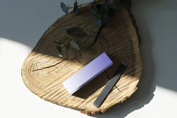 Ahşap tezgahta, manikürde, değiştirilebilir tırnak törpüleri. Kapat.