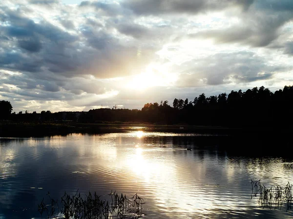 Paisagem de verão, pôr do sol azul com nuvens refletidas no rio. — Fotografia de Stock