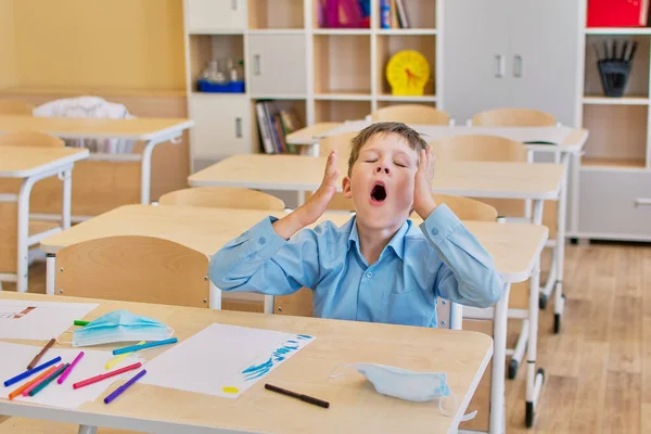 De student viel in slaap aan zijn bureau, moe van de kennis. — Stockfoto