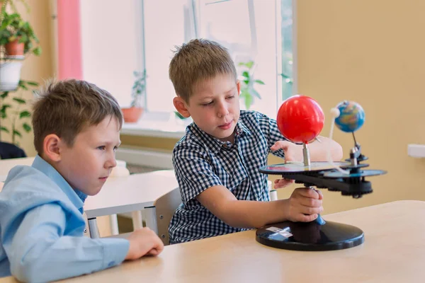 Çocuklar güneş sisteminin gezegenlerini incelerler. Telifsiz Stok Fotoğraflar
