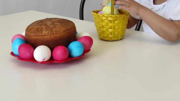 Chica saca los huevos de Pascua de una cesta — Vídeo de stock