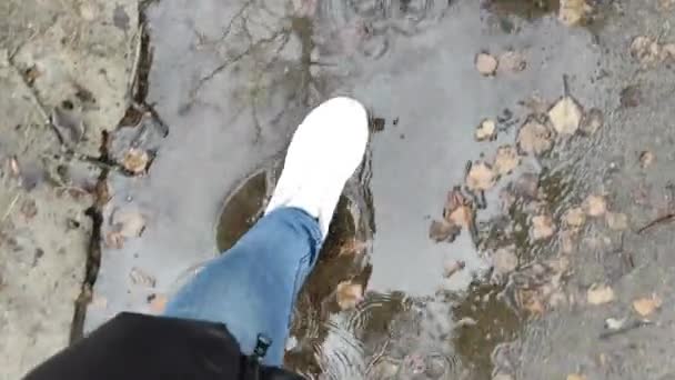 Close-up de sapatos andando através de poças — Vídeo de Stock