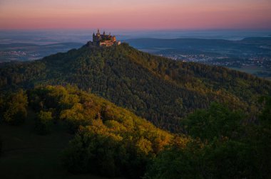 Gün batımında Hohenzollern Kalesi. Almanya Baden Wuerttemberg