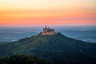 Şafakta Hohenzollern Kalesi 'nde. Almanya Baden Wuerttemberg