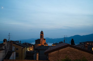 Mavi Saatteki Albisano Kilisesi Garda Gölü manzaralı