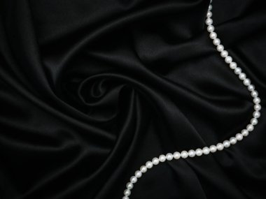 Güzel kadın aksesuarları seti. İnci boyun ve ipek siyah elbise. Zarif klasik kadın mücevheri. Dekorasyon tasarımı. Yumuşak odaklanma. Lüks ve seksi bir konsept. Parti zamanı