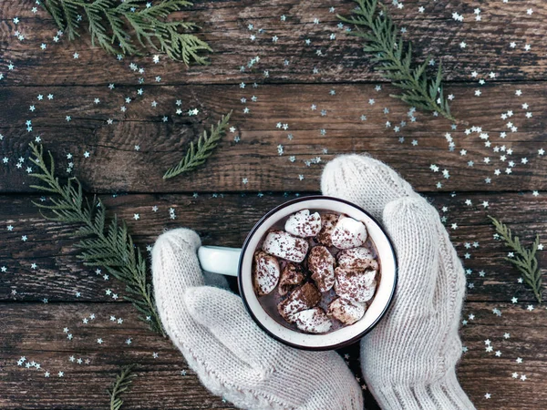 Blogger Bodegón. Acostado plano de invierno con manopla y taza con chocolate caliente con malvavisco en la mesa con estrella de plata y abeto. Navidad y año nuevo fondo. Vista superior. concepto acogedor Hugge —  Fotos de Stock