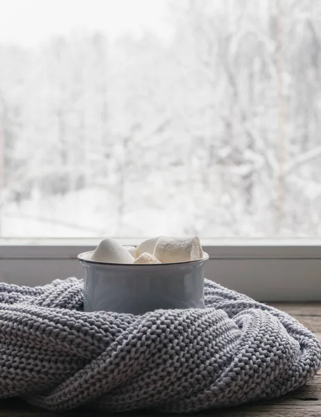 Estilo Minimalista Café Com Marshmallows Uma Camisola Cinza Aconchegante Peitoril — Fotografia de Stock