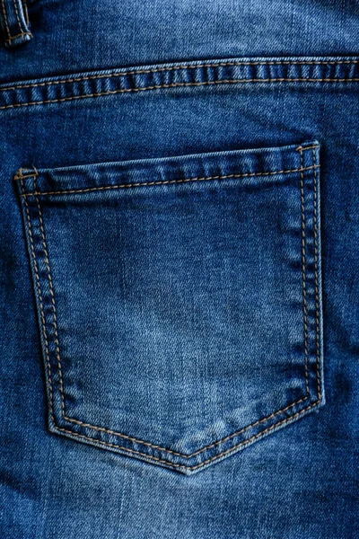 Jeans mulher azul clássico com bolso traseiro vazio como fundo. Tecido de ganga para alfaiataria. Vestuário casual. Vista vertical superior. Pano de estilo confortável. — Fotografia de Stock