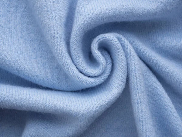 Jersey de cachemira azul de punto simple. Fondo azul pastel con curvas, moda de lujo. Fondo suave y elegante de tela arrugada. Textura arrugada abstracta. Cómodo paño de estilo. Enfoque suave — Foto de Stock